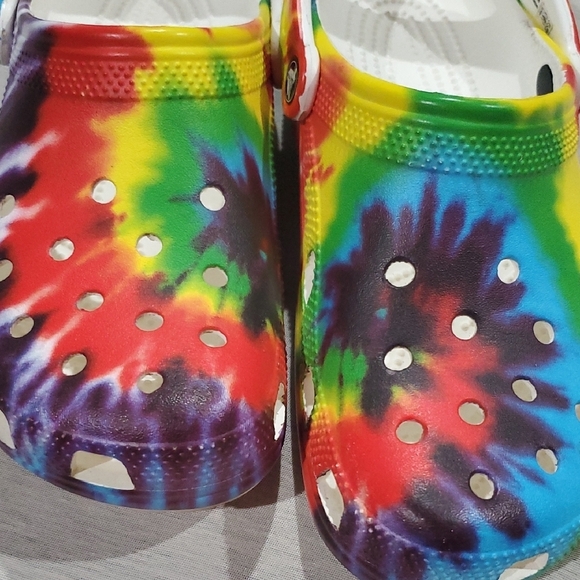 CROCS Classic Vibrant Tie-Dye Clogs - Picture 10 of 10